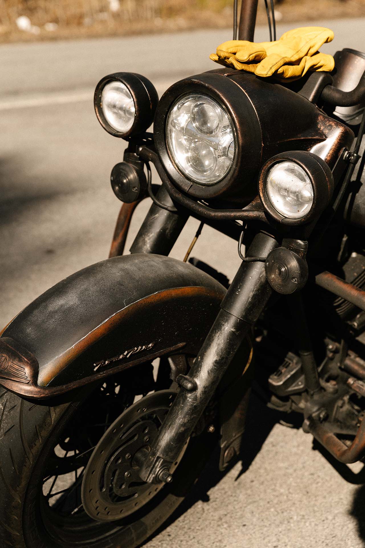 Gule hansker som hvilker på en spesialbygget Harley Davidson motorsykkel som kjører på etanolfri 98 bensin