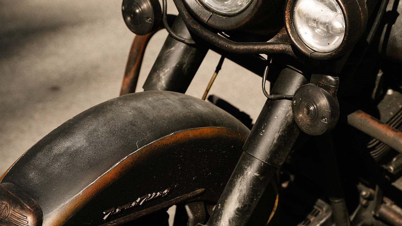 Gule hansker som hvilker på en spesialbygget Harley Davidson motorsykkel som kjører på etanolfri 98 bensin