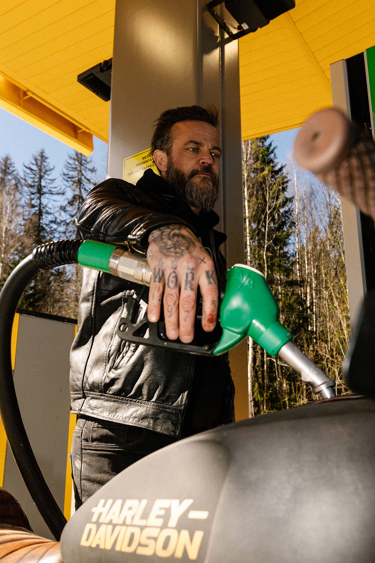 David Höök fyller etanolfri 98 oktan på sin spesialbygde Harley Davidson motorsykkel ved en Uno-X bensinstasjon