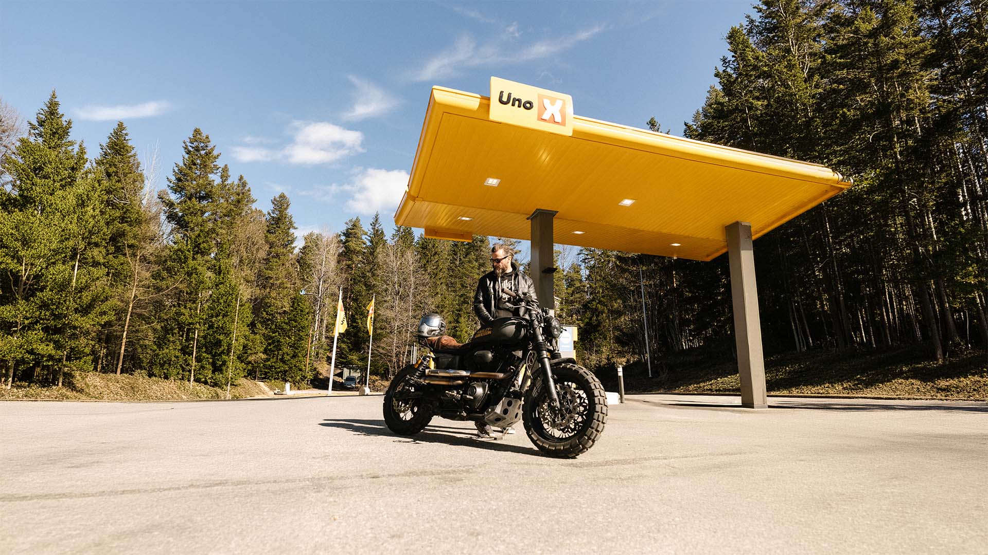 Motorsykkel foran en Uno-X stasjon