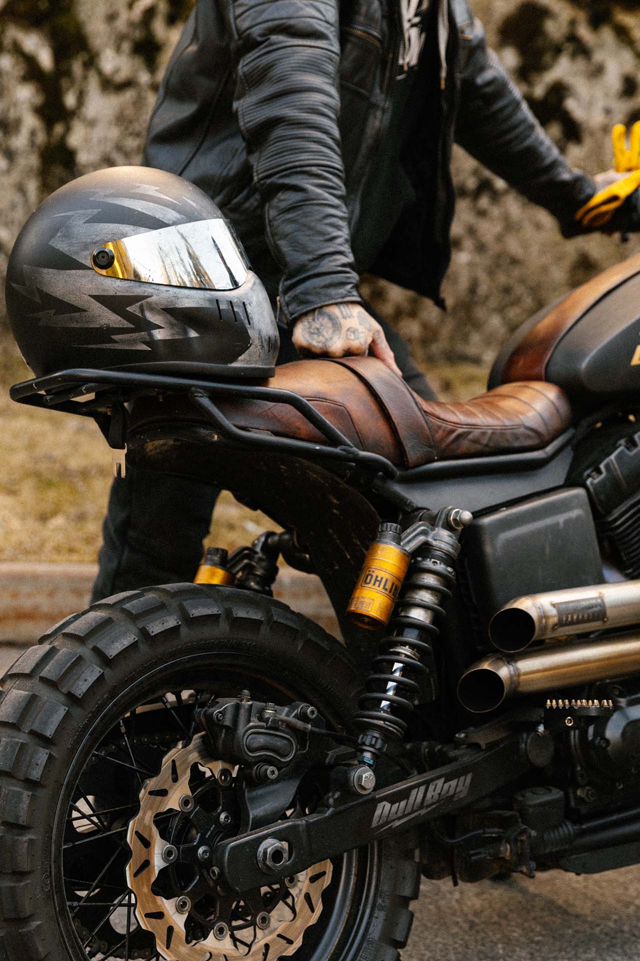 Motorsykkelhjelm på setet til en spesialbygget Harley Davidson motorsykkel som kjører på 98 oktan uten etanol