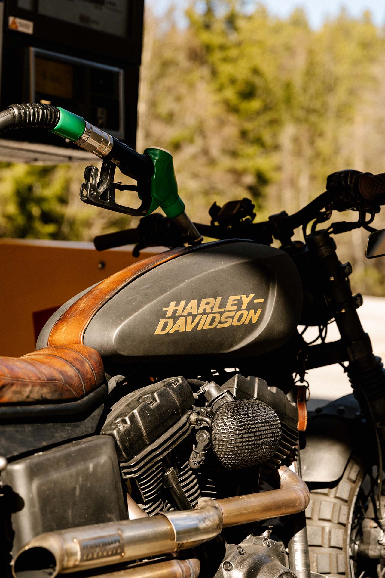 Fyller etanolfri 98 oktan på en spesialbygd Harley Davidson motorsykkel ved en Uno-X bensinstasjon
